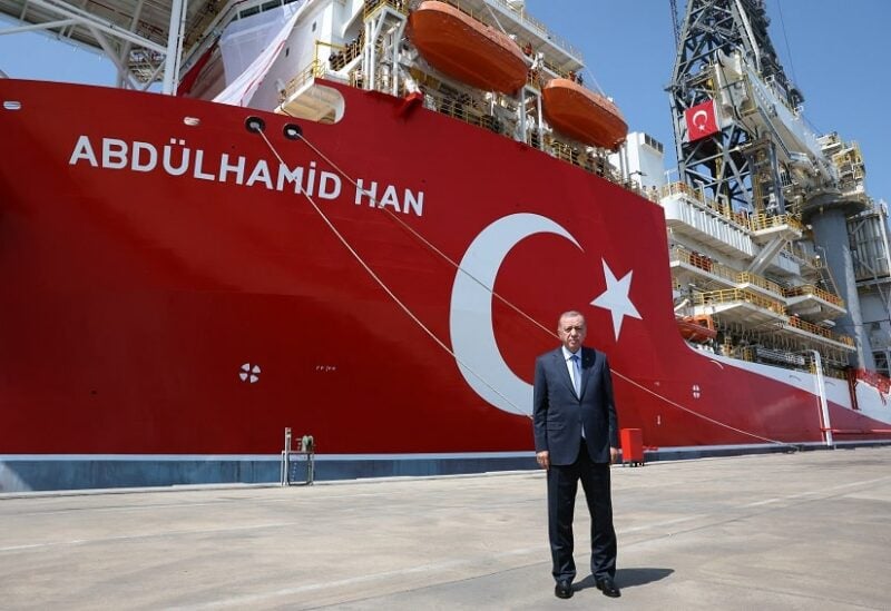 أردوغان أمام سفينة عبد الحميد هان المتوجهة الى المتوسط (رويترز)