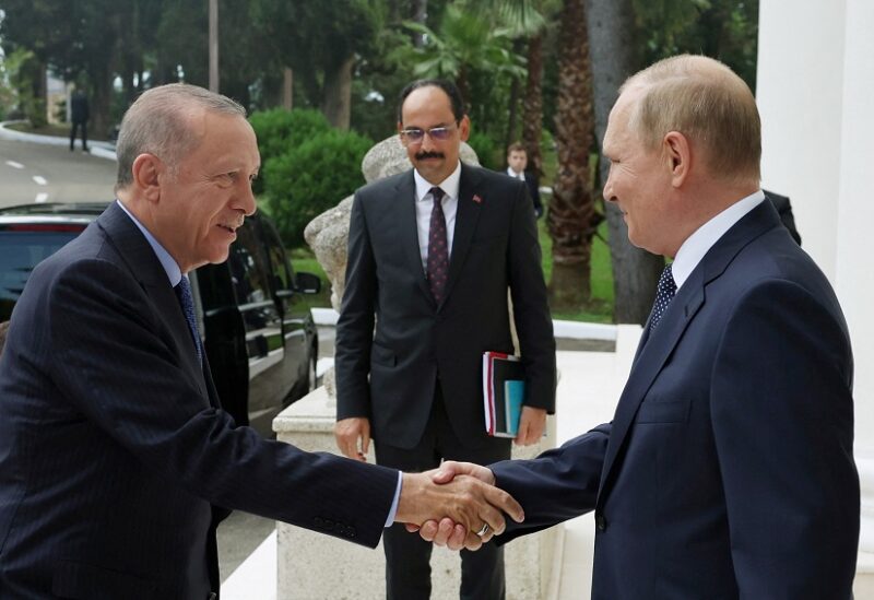 أردوغان يصافح نظيره الروسي (رويترز)