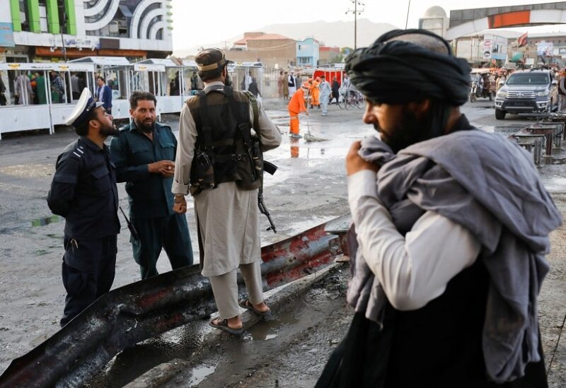 عناصر من حركة طالبان في موقع الانفجار في كابول (أرشيف)