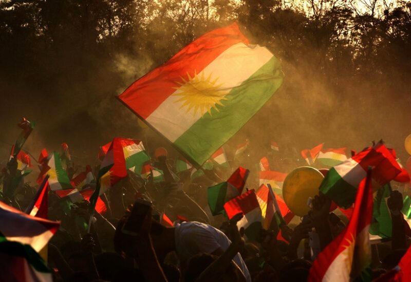 عراقيون يلوّحون بالأعلام الكردية