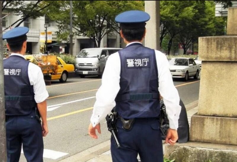 عنصران من الشرطة اليابانية