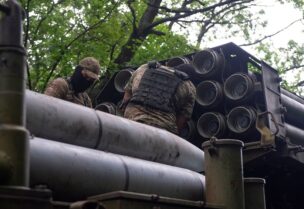عناصر من الجيش الأوكراني (رويترز)