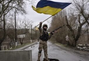 جندي يحمل علم أوكرانيا