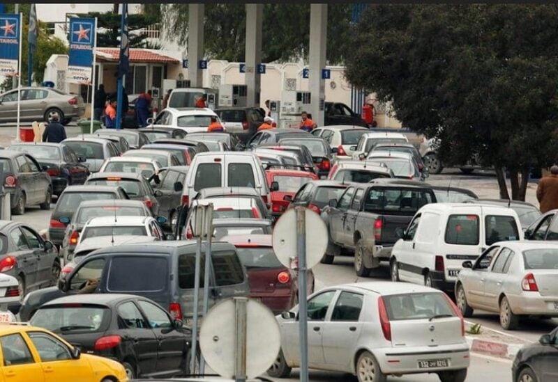 طوابير من السيارات أمام محطة بنزين في تونس (أرشيف)