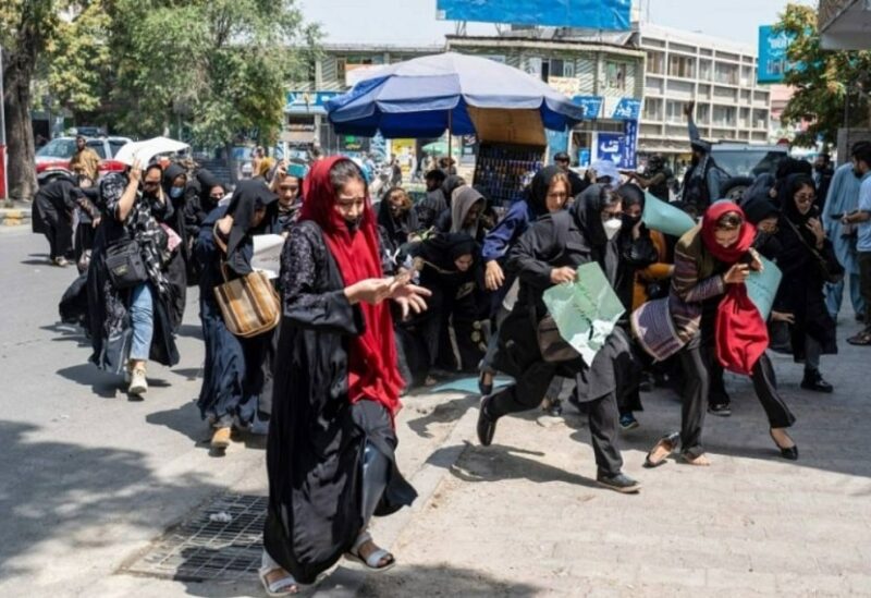 نساء تهربن من إطلاق النار في كابول