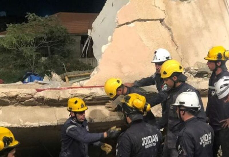 فرق الإنقاذ تسابق الزمن لإنقاذ العالقين تحت الأنقاض
