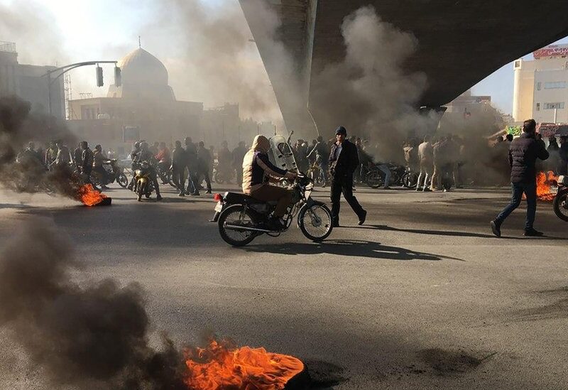 احتجاجات عنيفة تضرب إيران