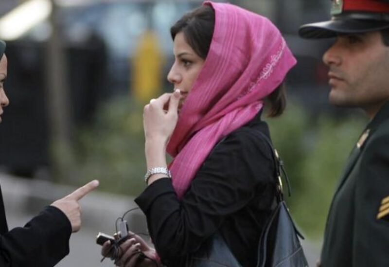 إيران تنتهك حقوق النساء بذريعة الحجاب