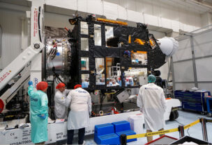 مهندسون يجرون فحوصات على القمر الصناعي الأوروبي الجديد MTG-I1