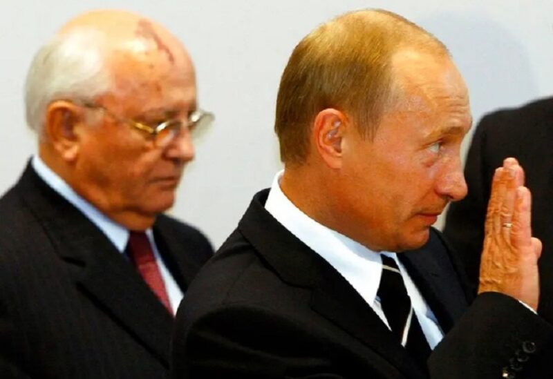 الرئيس الروسي فلاديمير بوتين وآخر زعماء الاتحاد السوفييتي غورباتشوف
