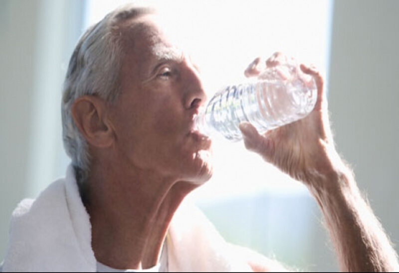 شرب الماء بانتظام يلعب دوراً هاماً في تخفيف الآثار الناجمة عن الشيخوخة