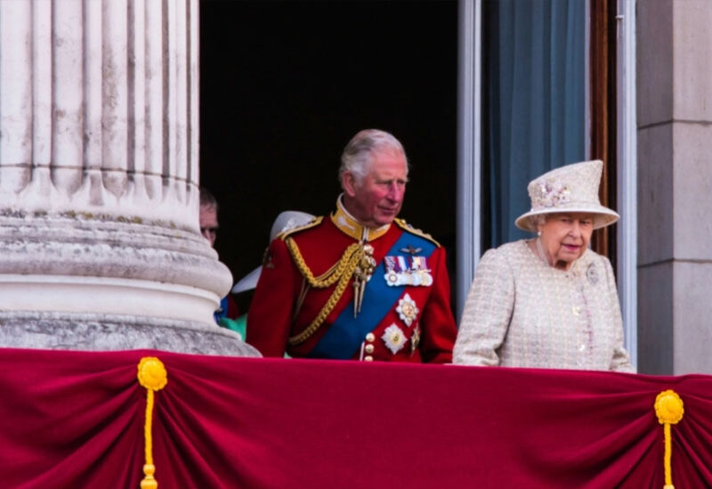 صورة تجمع الملك تشارلز بالملكة إليزابيث الثانية