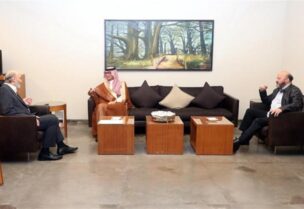 السفير السعودية وليد البخاري اثناء لقائه سمير جعجع في معراب