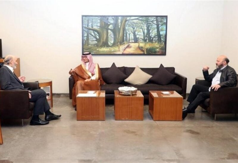 السفير السعودية وليد البخاري اثناء لقائه سمير جعجع في معراب