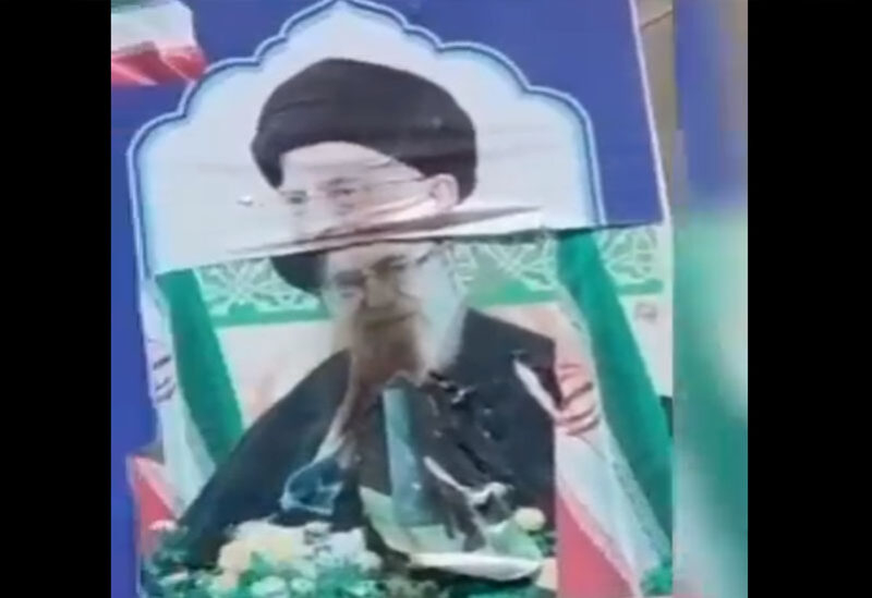 إيرانيون غاضبون يحرقون ويرجمون صور خامنئي
