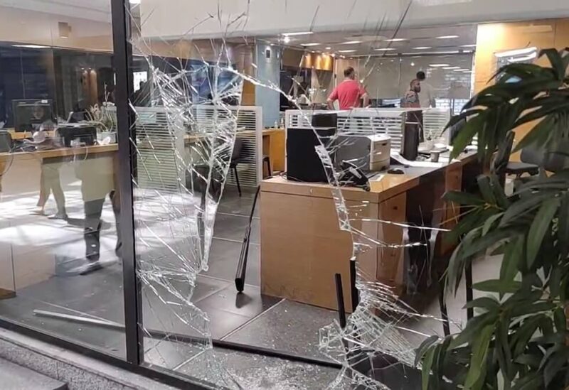 صورة لـ بنك لبنان والمهجر الذي اقتحمته سالي حافظ