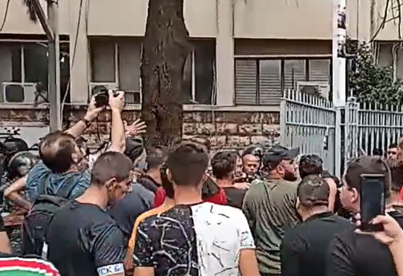 إزالة الباب الرئيس لقصر العدل