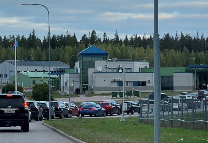 طوابير من السيارات على إحدى النقاط الحدودية بين فنلندا وروسيا