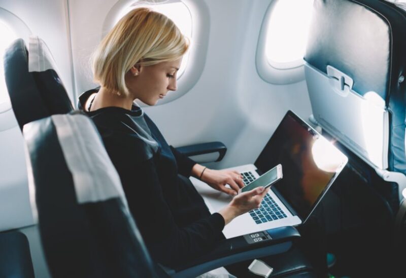 استخدام الانترنت في الطائرة- تعبيرية