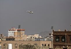 مروحية حربية تابعة للحوثيين تحلّق فوق صنعاء (رويترز)