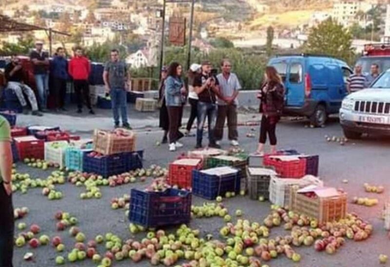 اعتصام لمزارعي التفاح في بشري
