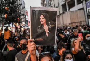 احتجاجات في إيران تنديدًا بمقتل مهسا أميني - أرشيفية