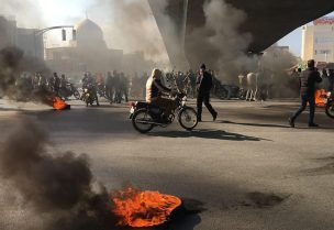 احتجاجات إيران تتواصل للأسبوع الخامس