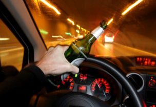 سائق يتناول الكحول