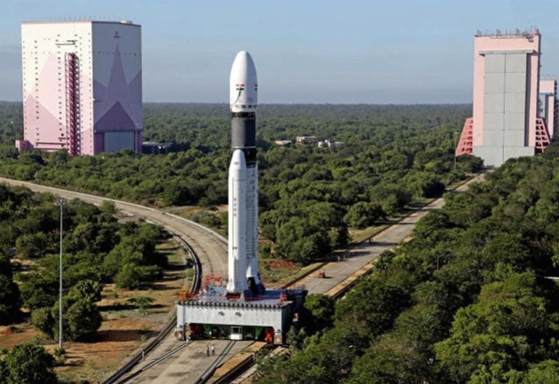 الهند تطلق صاروخا يحمل 36 قمرا صناعيا خاصا للإنترنت