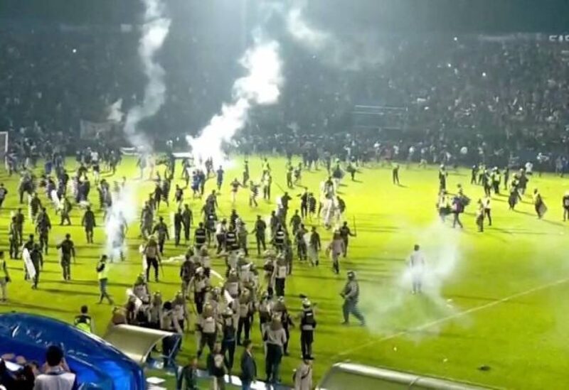 وفاة 130 مشجعا بأعمال شغب في إندونيسيا