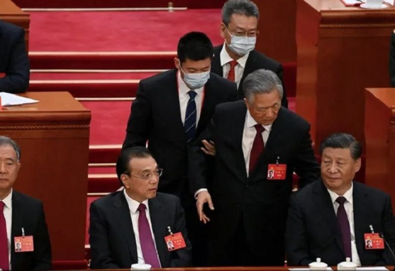 صورة اثناء سحب الرئيس الصيني السابق هو جينتاو من المؤتمر