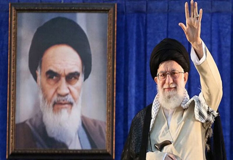 مرشد الجمهورية الإيرانية علي خامنئي وبجانبه صورة الخميني