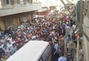 اثناء تشييع الجنازة بعد وفاة 11 شخص من عائلة واحدة