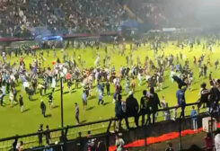 مصرع العشرات خلال تدافع بمباراة كرة قدم في إندونيسيا
