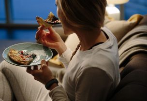 الأكل في ساعة متأخرة بالليل- تعبيرية