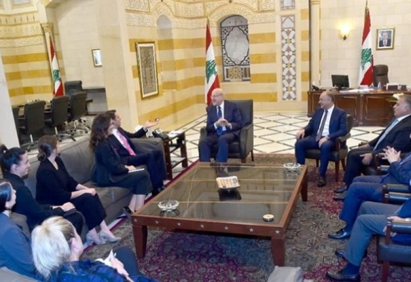 ميقاتي خلال استقباله هوكشتاين في السراي الحكومي