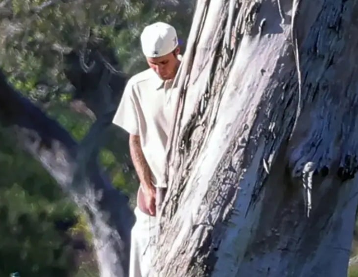 بيبر يقوم بقضاء حاجته خلف الشجرة في ملعب الغولف 