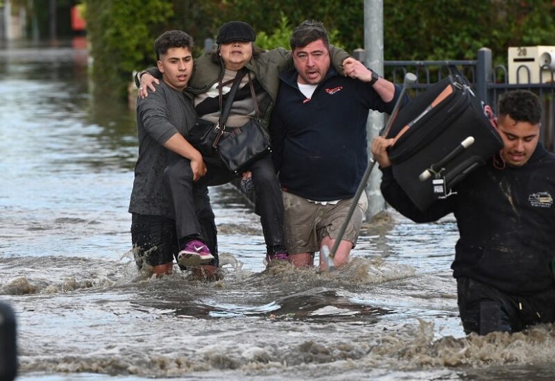 إجلاء امرأة من الفيضانات في أستراليا (رويترز)