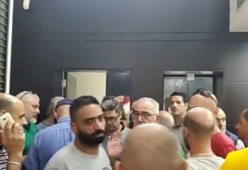 موظفون في كهرباء قاديشا اقتحموا مصرفاً في طرابلس