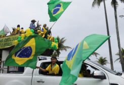 مواكب لبرازيليين يدعمون المرشّح اليميني "جايير بولسونارو" (رويترز)