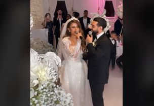 ثنائي يؤديان أغنية من اول دقيقة