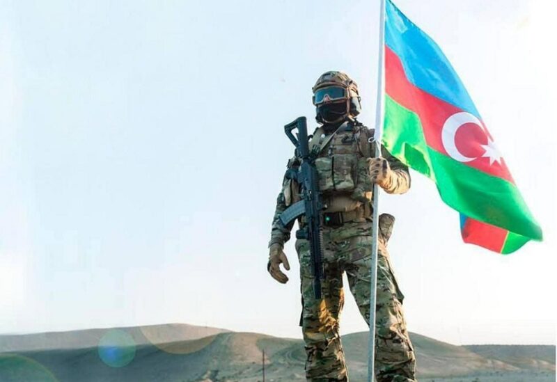 جندي يحمل علم أذربيجان