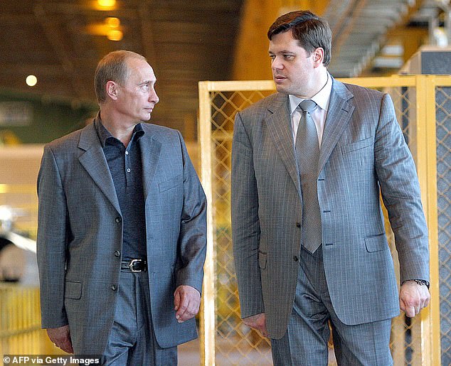 الملياردير الروسي "أليكسي مورداشوف" مع الرئيس الروسي فلاديمر بوتن