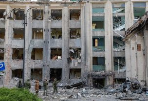 تعرض مبنى دونيتسك الإداري للقصف (رويترز)