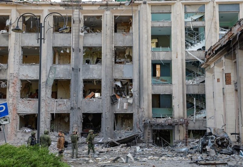 تعرض مبنى دونيتسك الإداري للقصف (رويترز)