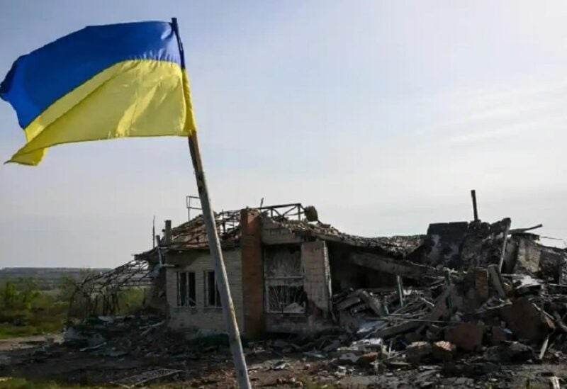 العلم الأوكراني يرفرف أمام بيت مدمّر في شرق أوكرانيا