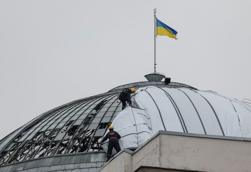 مبنى تاريخي متضرّر نتيجة القصف الروسي في كييف عاصمة أوكرانيا (رويترز)