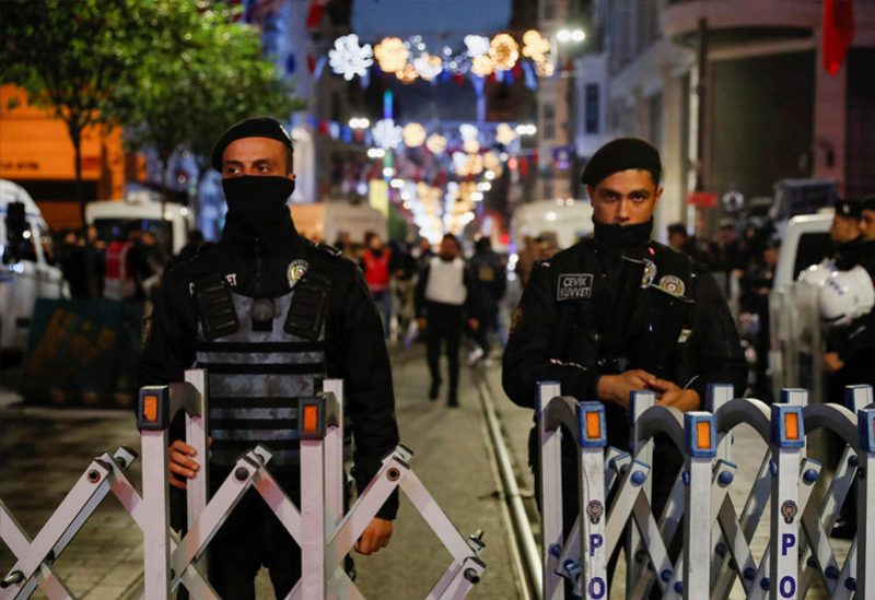 عناصر من الشرطة التركية في محيط منطقة تقسيم في إسطنبول