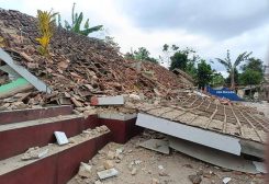 آصار الزلزال في جاوه الغربية بإندونيسيا