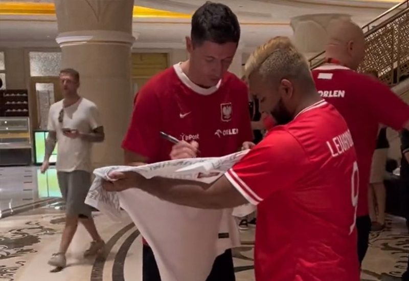 موقف طريف لنجم المنتخب البولندي ليفاندوفسكي مع مشجع سعودي